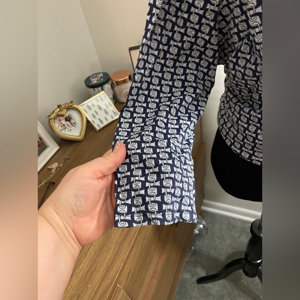 Great work blouse or weekend casual chain link button-up! - Picture 5 of 6